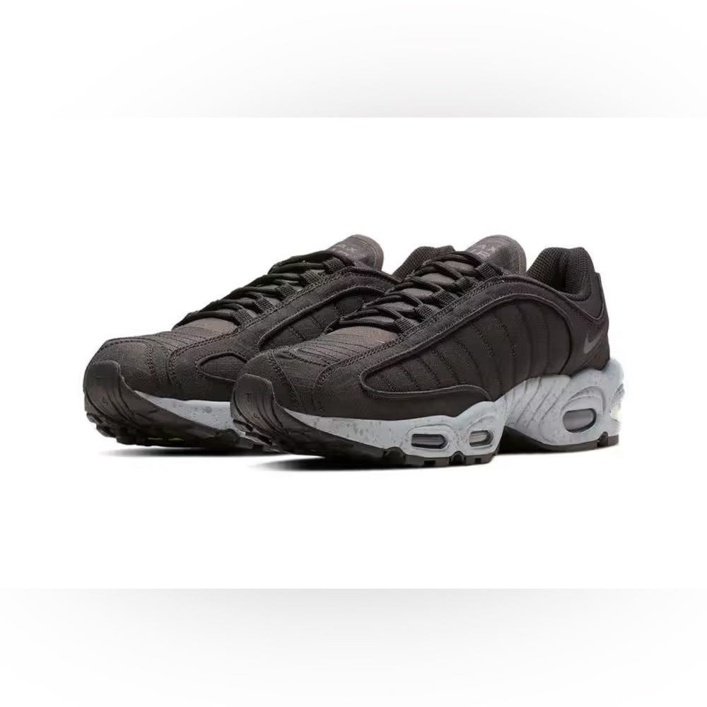 Sz 7 Nike tailwind black